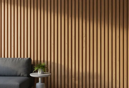 Стена, облицованная вертикальными деревянными рейками, создающая акустический эффект и визуально вытягивающая пропорции комнаты в современном интерьере.