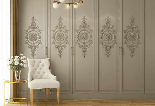 Интерьер с классической мебелью и декоративными элементами на фасаде шкафа.