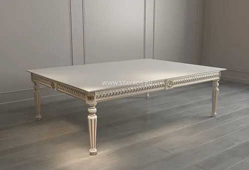 Современный деревянный стол с декоративными элементами и элегантной отделкой