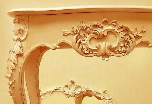 Резное подстолье из дерева с декоративной отделкой в классическом стиле