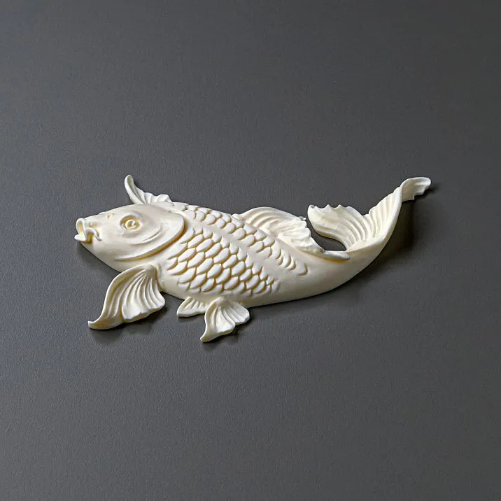 Роскошный комод с золотыми рыбками из полиуретановой лепнины в интерьере комнаты.