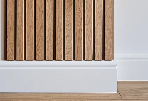 Современный интерьер с МДФ-плинтусом и деревянными рейками.