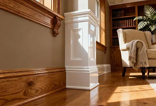 Сочетание деревянных плинтусов и белых полиуретановых элементов в интерьере.