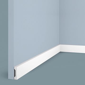 Плинтус напольный W40V1 из полистирола HI WOOD минимальной высоты 40 мм с гладкой поверхностью белого цвета