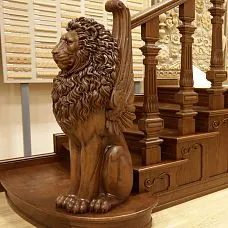 Парадный столб Лев для лестницы из массива в интерьере фото