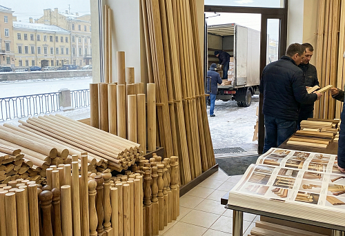 Круглый погонаж в СПБ с доставкой: склад-магазин с поручнями, круглыми рейками и балясинами, выдача заказа у входа