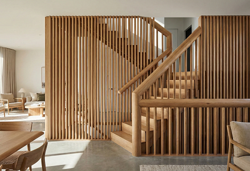 Интерьер с круглыми поручнями и вертикальными деревянными рейками для зонирования 2026 года