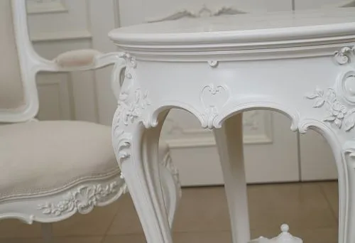 Детальный вид резьбы на кофейном столе