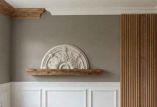 Декоративная отделка стен комнаты: как объединить лепнину из полиуретана и деревянные элементы