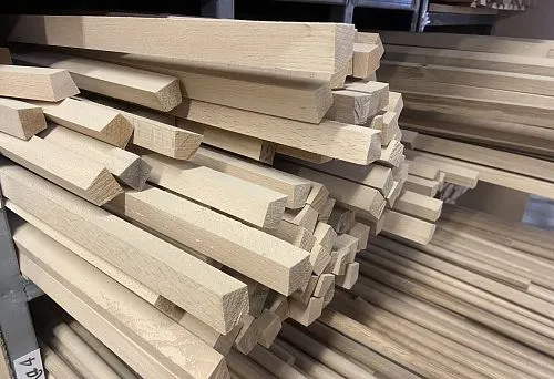 Крупный план деревянных круглых заготовок — материалов для отделки