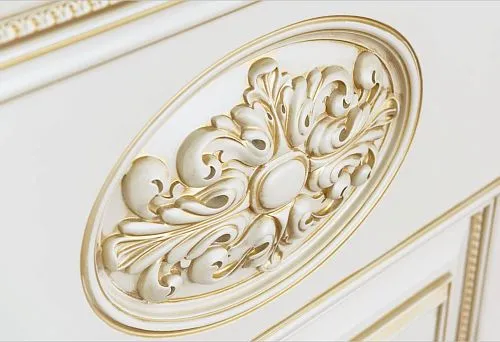 Фрагмент декора мебели из натурального дерева 