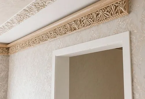 Декоративные планки на стене и потолке с резным орнаментом