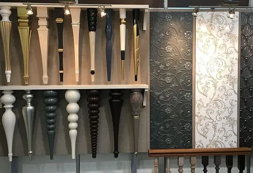 Витрина с ассортиментом мебельных ножек разных форм и стилей