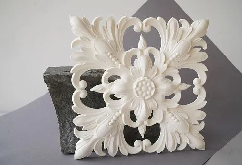 Лепнина из полиуретана в виде розетки под люстру на камне