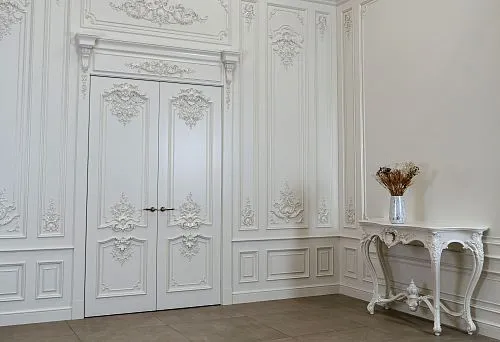 Итальянская мебель барокко — резная белая консоль в классическом интерьере