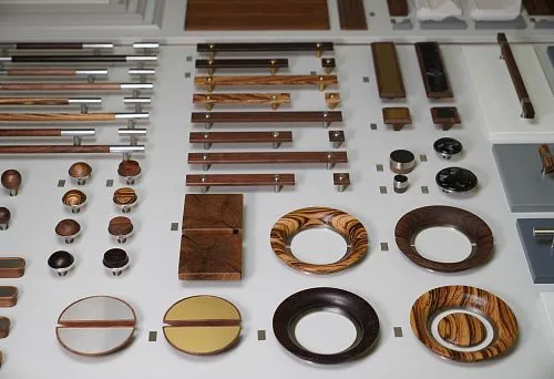 Коллаж из мебельных деталей, ручек и панелей для разработки концепции интерьера.