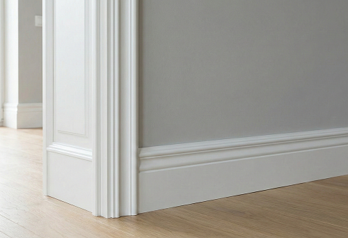 Декоративные наличники на двери и дверной плинтус — правильный узел примыкания: напольный плинтус подходит к наличнику у проёма