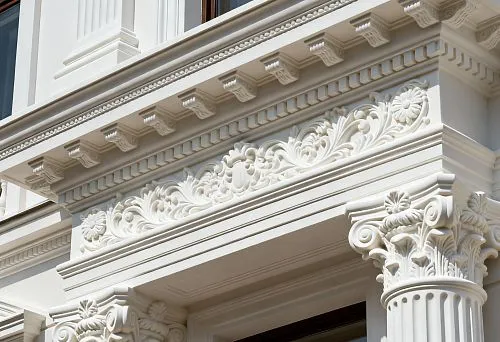 Фасадный декор колонн и лепнины на здании в Санкт-Петербурге