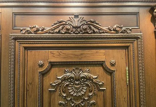 Угловой элемент для молдинга в классическом интерьере