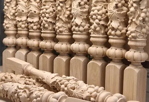 Декоративные деревянные балясины с резьбой в классическом стиле.