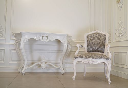 Композиция с консолью и креслом в классическом стиле