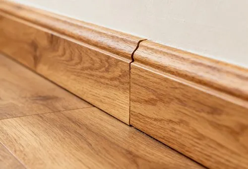 Широкий плинтус деревянный напольный с природной текстурой дуба