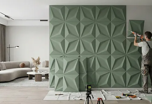 Монтаж панелей из полиуретана для стен: мастер устанавливает зелёные 3D декоративные панели, рядом инструменты и лазерный уровень, на фоне современная гостиная.