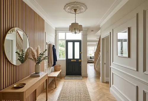 Реечные панели в интерьере прихожей и лепной декор: как оформить входную зону выразительно и грамотно