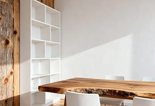 Интерьер с сочетанием белого МДФ и натурального дерева.