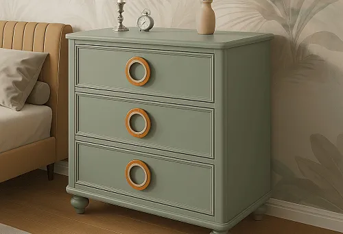 Современный комод с тремя ящиками, украшенный стильными круглыми ручками с текстурой натурального дерева, в уютной спальне с декоративными элементами.