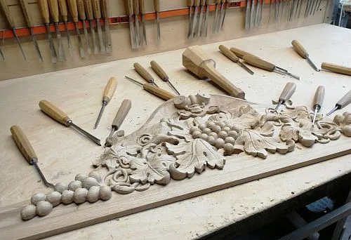 Резьба по дереву в мастерской: процесс создания декоративного элемента для оформления интерьера