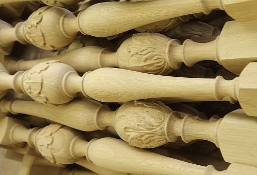 Балясины деревянные резные — надёжное ограждение для лестницы