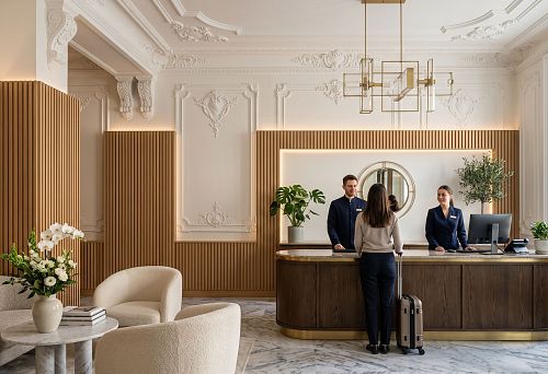 Лепной декор и деревянные рейки для зоны ресепшен: как оформить входную зону в едином стиле