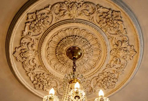 Потолочная лепная розетка с хрустальной люстрой — центр композиции классического потолка