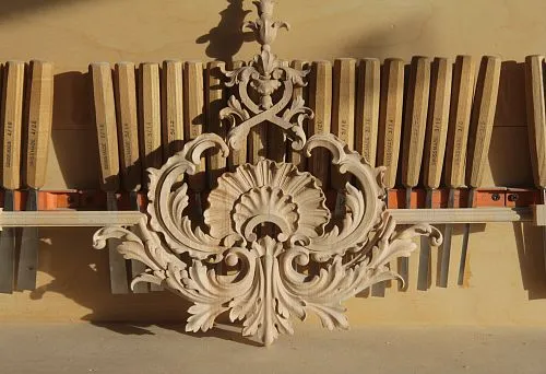 Изысканный деревянный орнамент с классическими мотивами – элегантное решение для оформления интерьера.