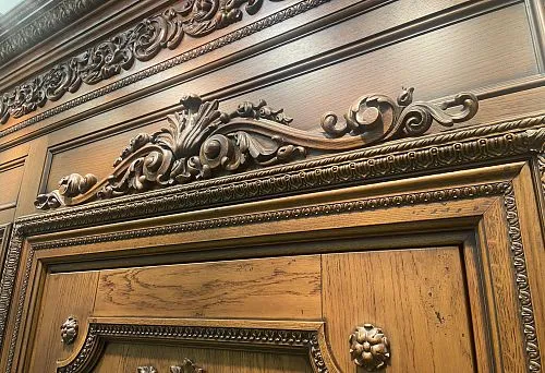 Сандрик в архитектурном декоре над дверным проёмом из натурального дерева