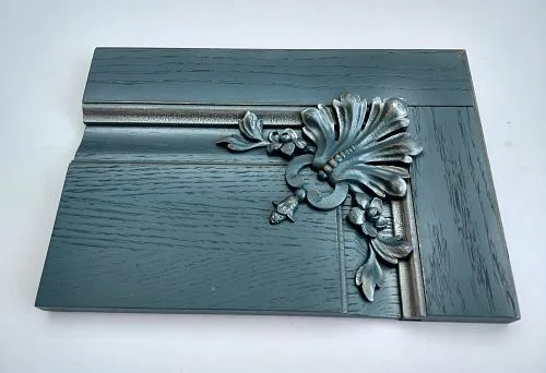 Роскошный резной декор в темно-синем цвете – классический элемент оформления интерьера.