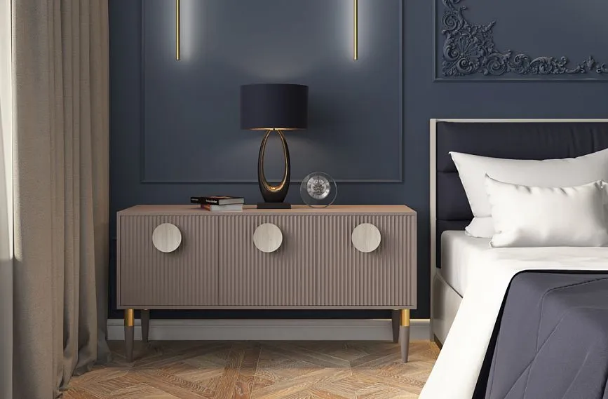 Тумба KMD-003 в современном интерьере с декором, включающим резную накладку, мебельные ручки Luna и точеные ножки с металлическими вставками.