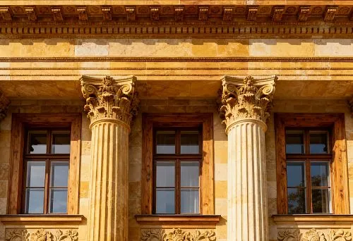 Фасадный декор с колоннами и резными элементами на здании