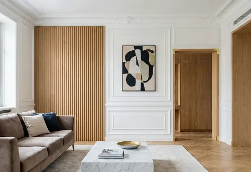 Современная эклектика: сочетание полиуретановой лепнины, деревянных реек и защитных уголков в интерьере