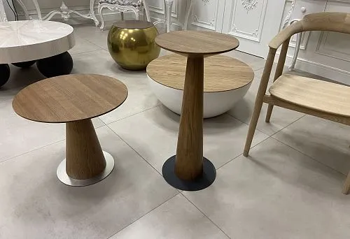 Современные итальянские столики и стул из дерева в элегантном интерьере