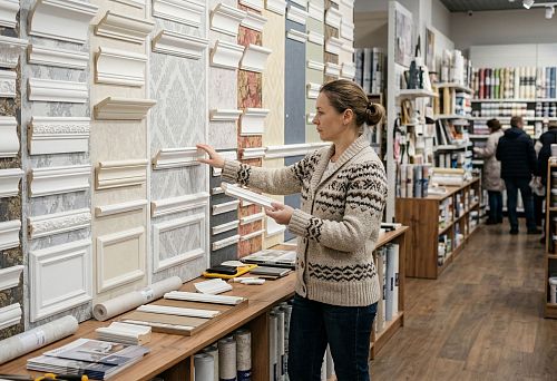 Молдинг для обоев: как выбрать и купить декоративный профиль для стен