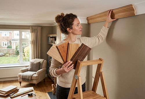 Деревянный плинтус для потолка: как выбрать потолочный плинтус из дерева для квартиры и дома