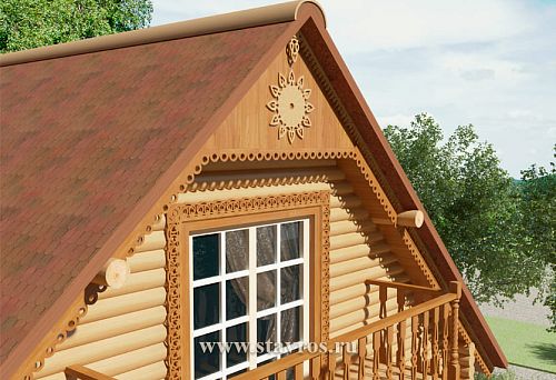 Деревянный дом с резным фронтоном и резными наличниками