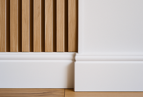 Белый плинтус и деревянные рейки в современном интерьере.
