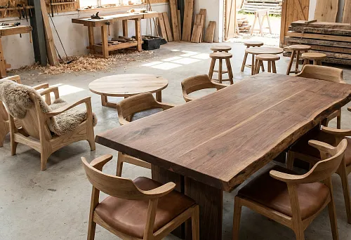 Интерьерная мебель на заказ: кресла, столы, стулья из массива