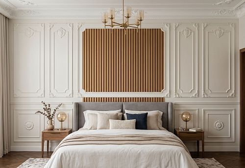 Лепной декор и деревянные рейки у изголовья кровати: как оформить акцентную стену в спальне