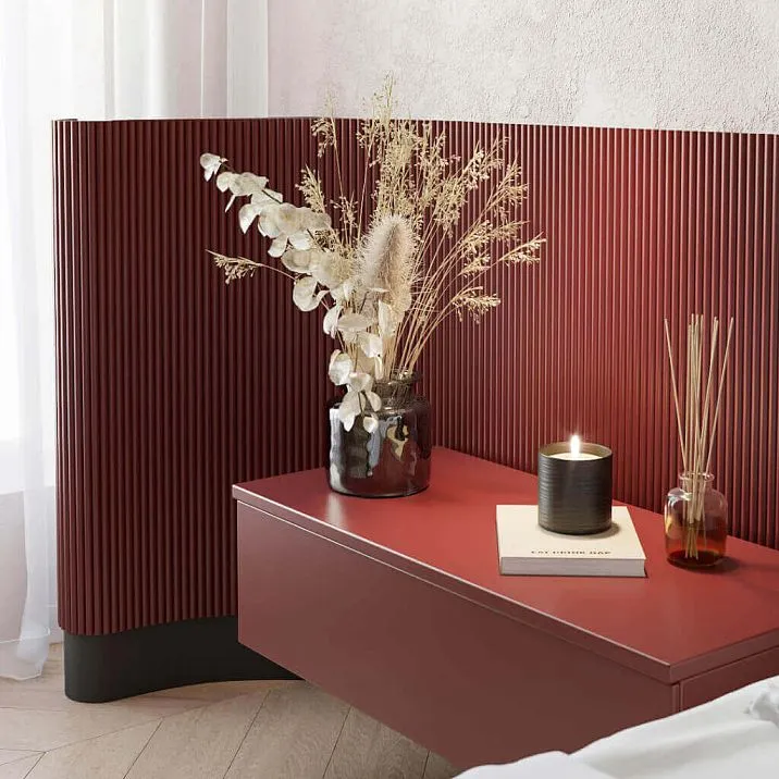 Реечная панель PAN-002 в современном интерьере, стеновая панель синего цвета на изогнутой стене и двери