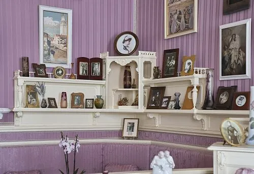 Антикварная мебель в интерьере, отражающая стиль и эпоху.