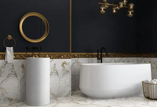 Интерьер ванной комнаты с настенной деревянной рамкой и резным молдингом